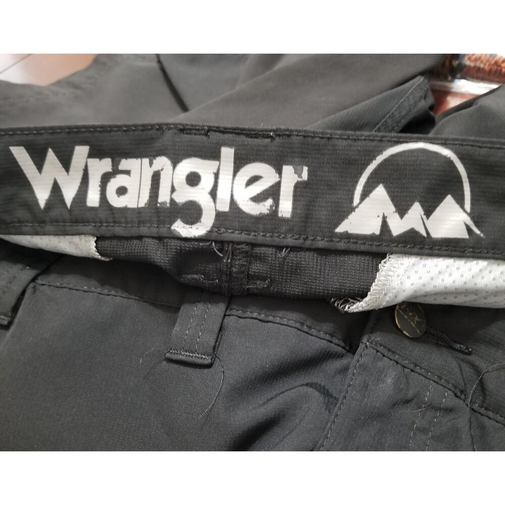 Mens Sz 44 WRANGLER Outdoor Performance Zip Cargo Shorts Elastic Waistband Black - Picture 6 of 8